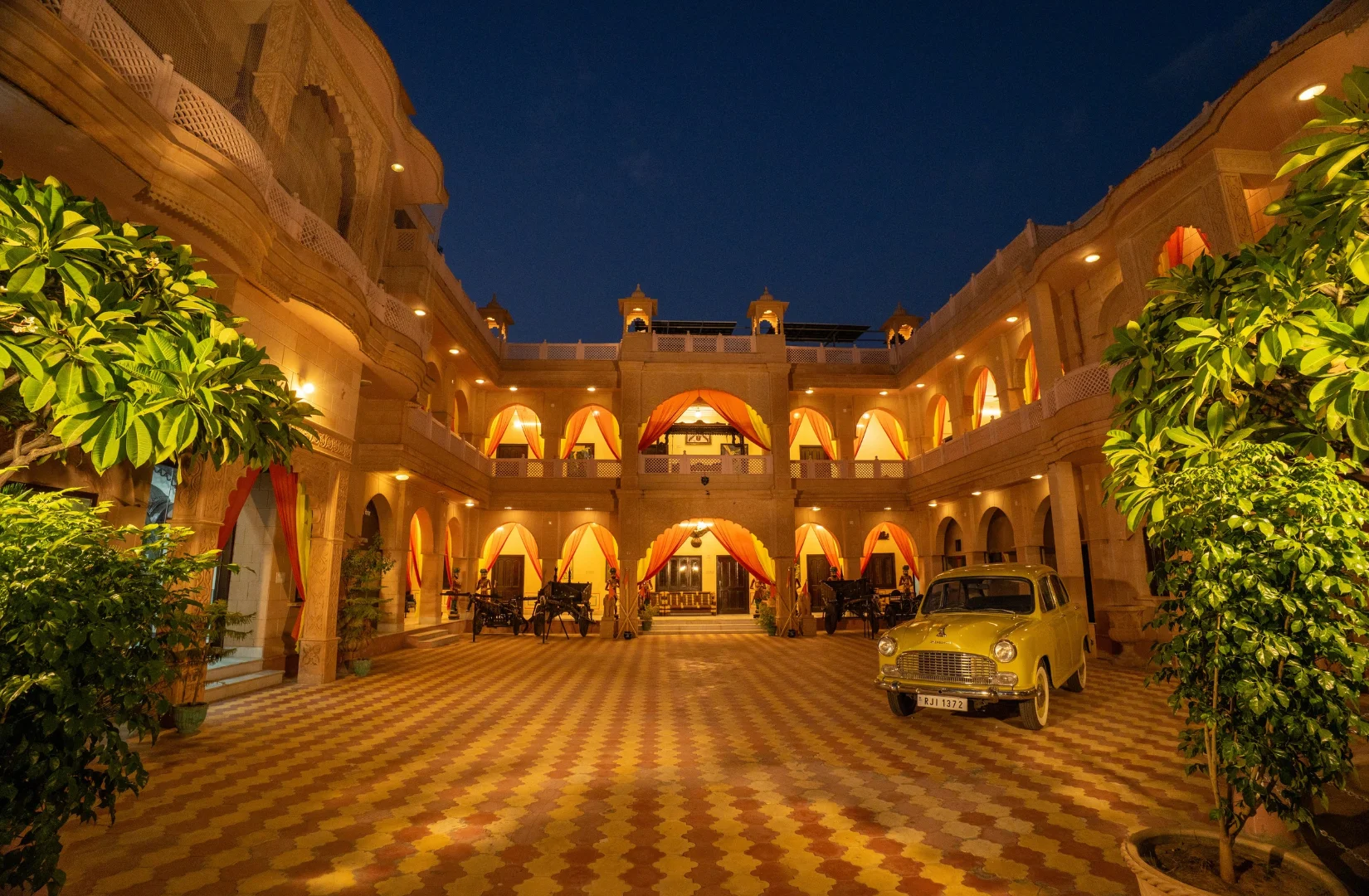 Karni Niwas - Hotel in Deshnoke